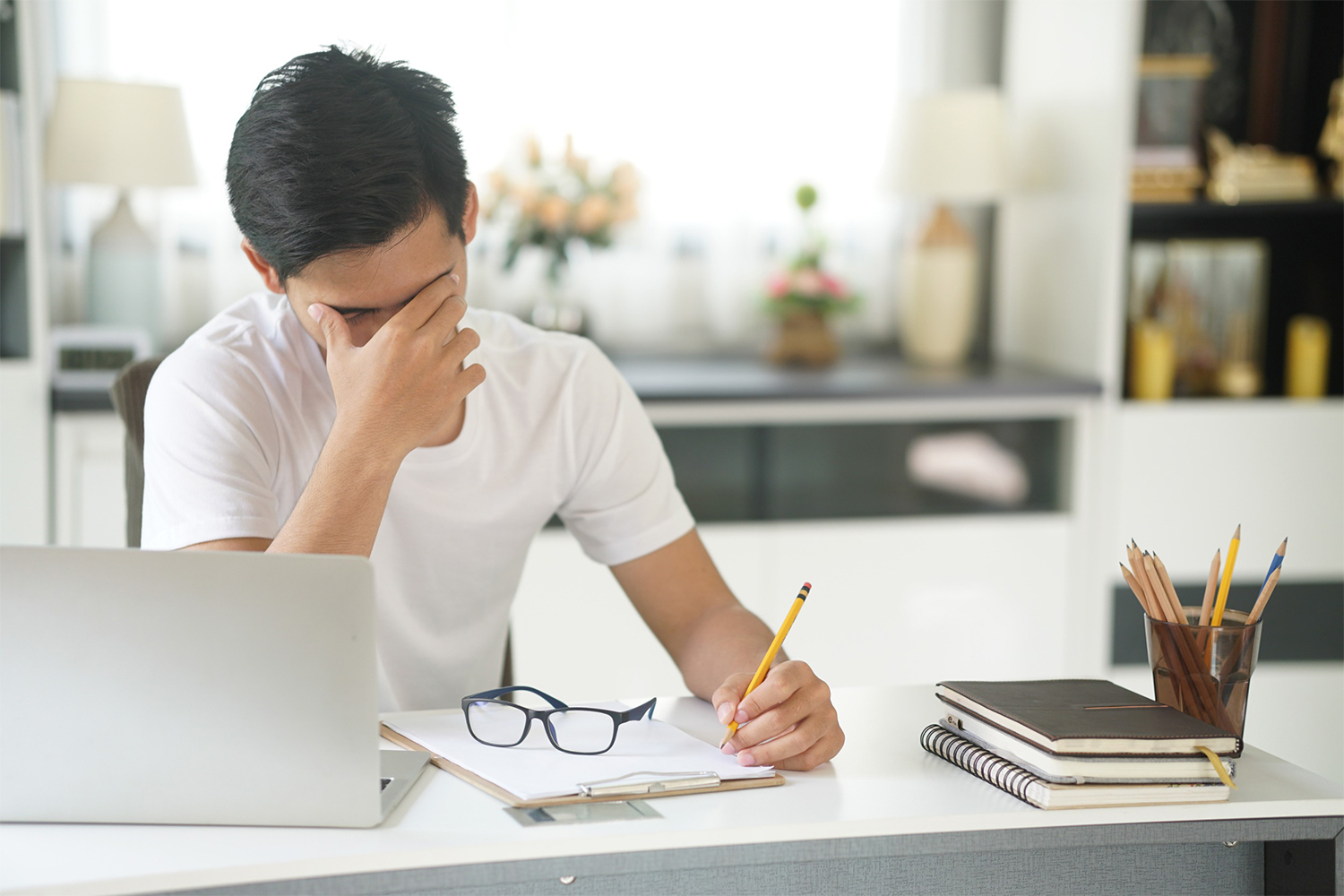 Are you working or studying. Молодежь с гаджетами. Школьники в америке. Студент за учебниками. Стресс радость.